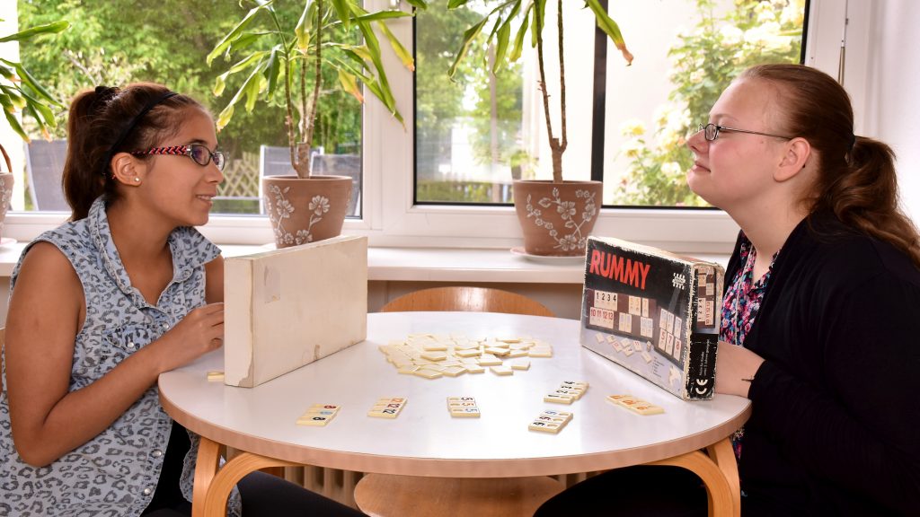 Gemeinsames Spielen in Wohngruppen